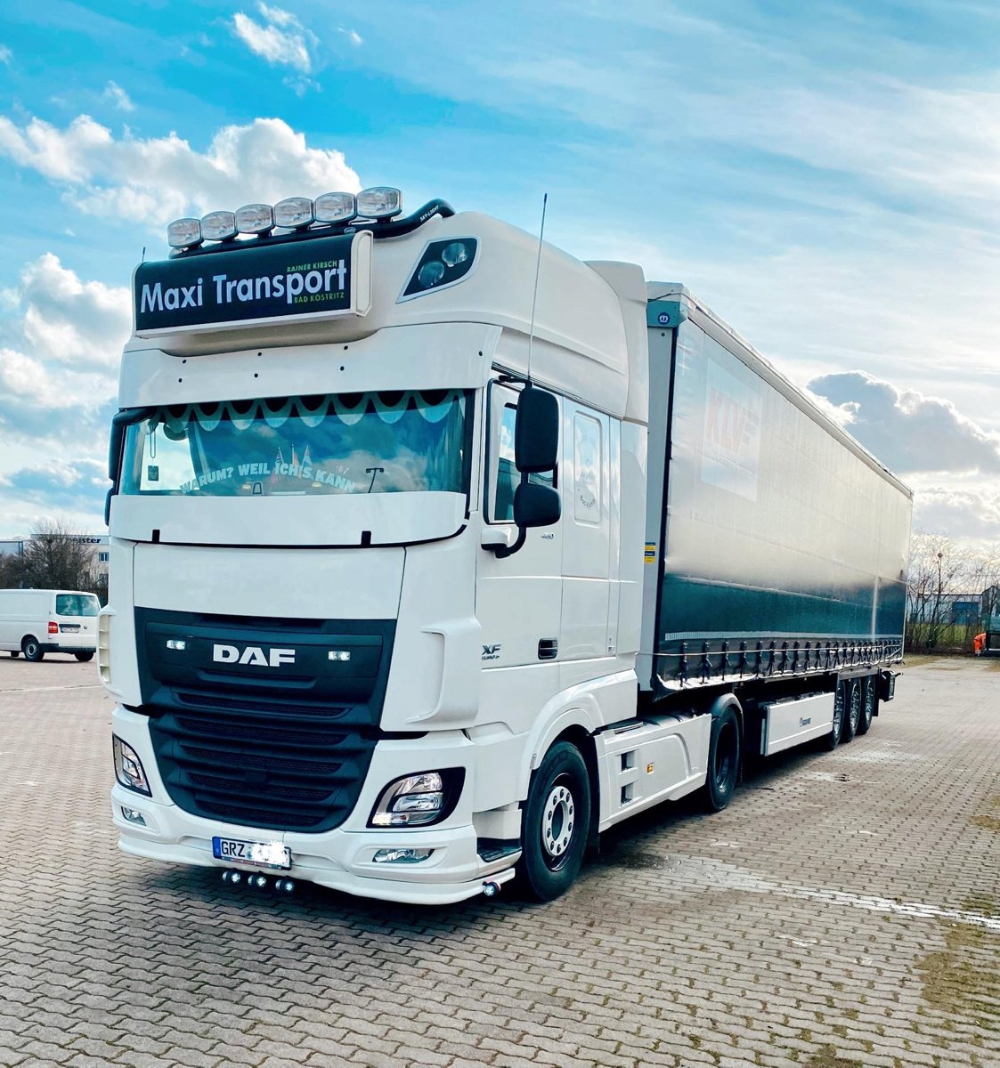 Maxi Transport - DAF mit schwarzem Auflieger