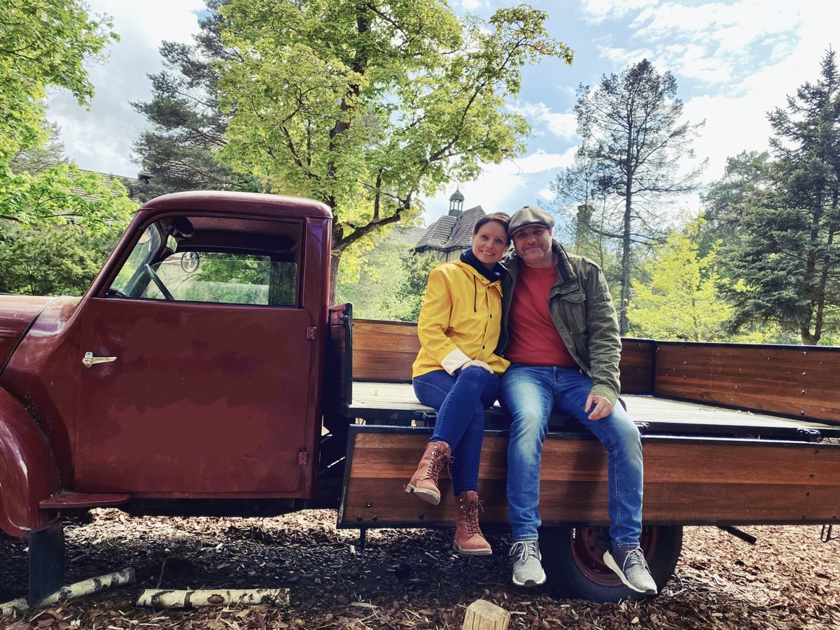 Rainer und Kathrin Kirsch auf einem historischen LKW